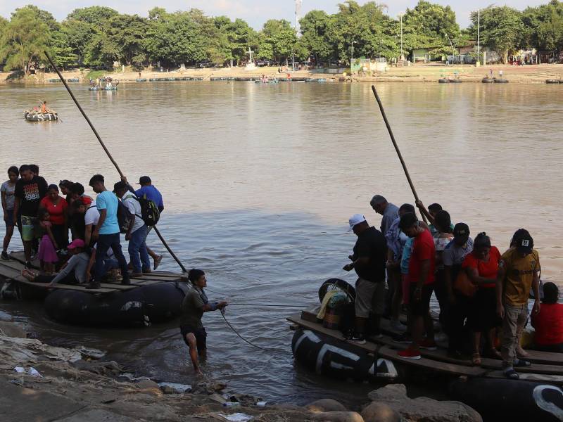Migrantes cruzan el río Suchiate, el 15 de noviembre de 2023, en Tapachula, Chiapas (México).