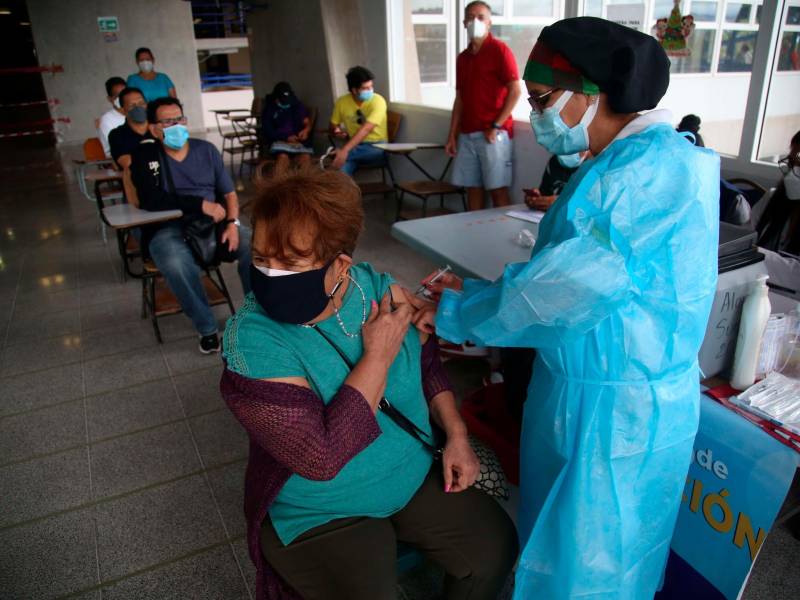 Vacunación. Los mayores de 50 años están llegando a los centros para aplicarse el biológico