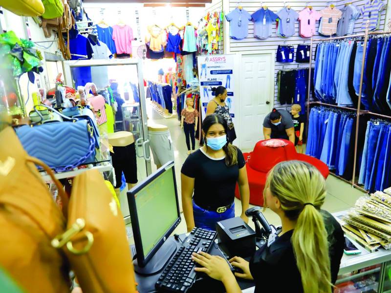 Los pequeños negocios formales compiten con los negocios informales que no tienen que pagar impuestos. Foto: Melvin Cubas.