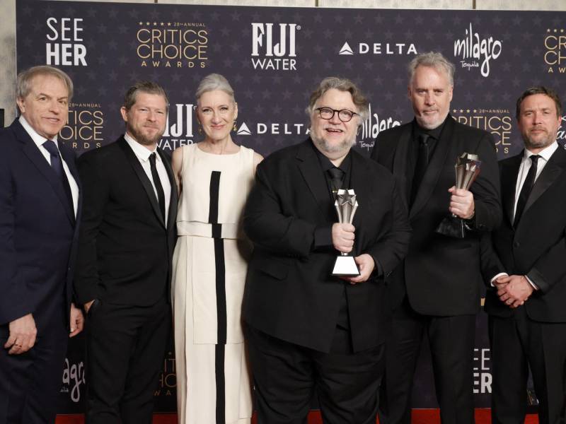 Gary Ungar, Corey Campodonico, Lisa Henson, Guillermo del Toro, Mark Gustafson, y Alexander Bulkley posan con el premio.