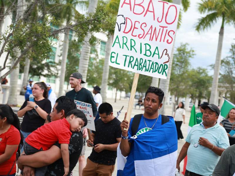 Cientos de personas se manifestaron ayer contra la polémica ley antiinmigratoria de DeSantis.
