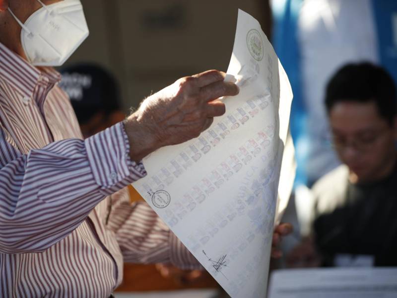 Un elector vota hoy, en el complejo educativo Concha Viuda de Escalón en San Salvador (El Salvador).