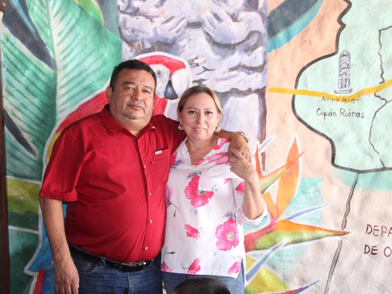 Gledyn Guerra y su esposa Nelly Lemus cuentan su historia de éxito y sacrificio a cargo de un restaurante en La Entrada, Nueva Arcadia, Copán.
