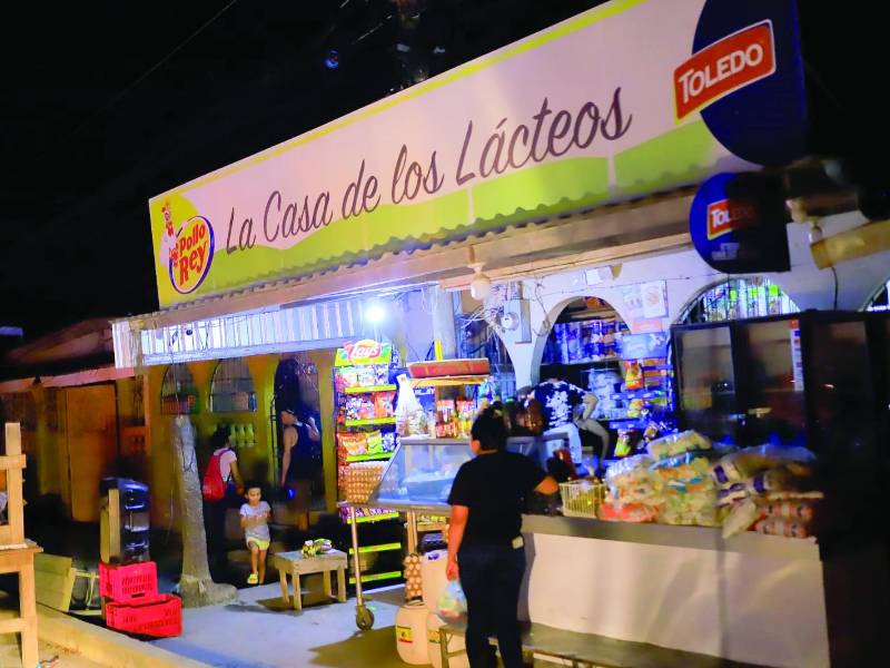 Esta abarrotería ubicada en San Pedro Sula tuvo que cerrar más temprano de lo normal porque en la zona se fue la energía por varias horas. Foto: Melvin Cubas.