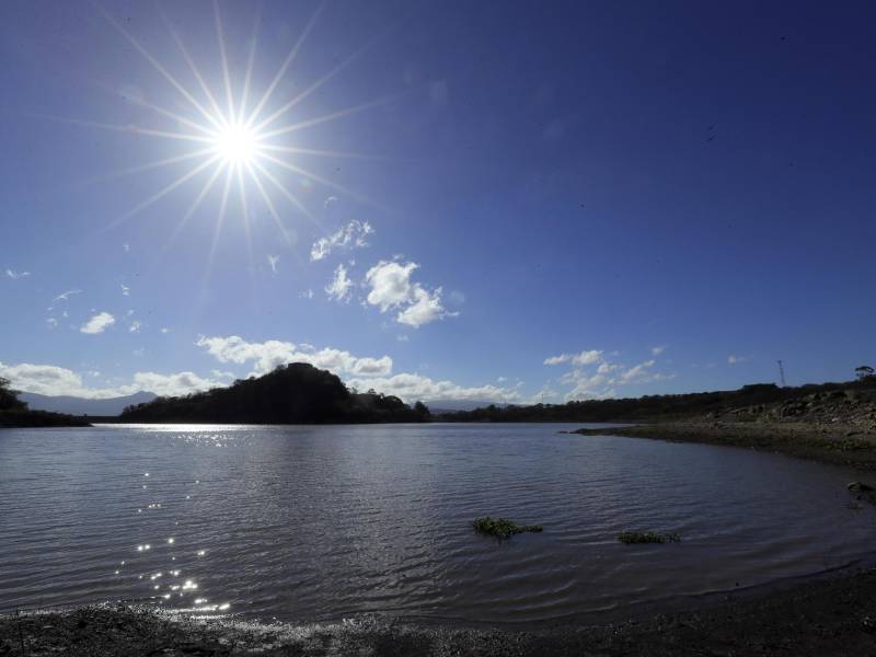 Fotografía general de la Represa Los Laureles hoy, con bajos niveles de agua y que abastece el vital liquido a la ciudad de Tegucigalpa y Comayagüela (Honduras).