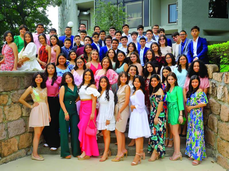 Los estudiantes de último año de la Saint Peter’s Academy posaron felices luego de compartir su clásico desayuno.