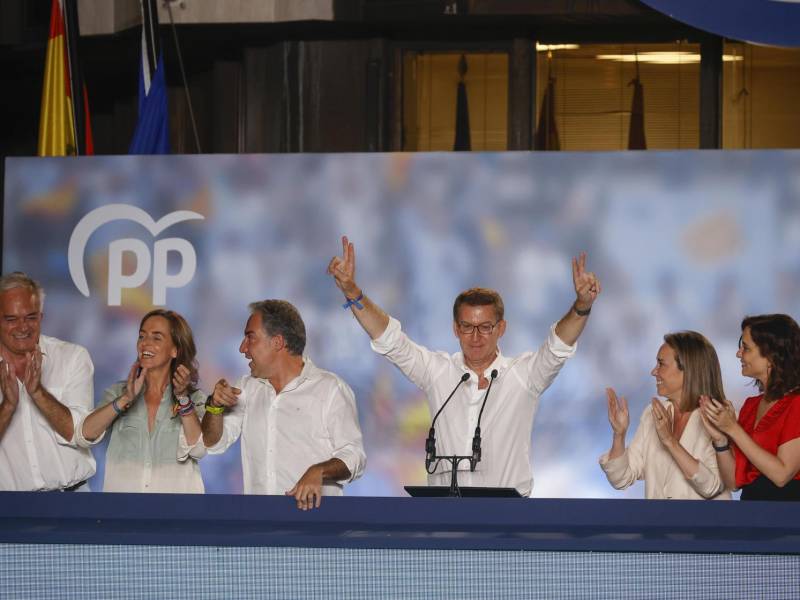 El candidato del Partido Popular, Alberto Núñez Feijoo, saluda a los simpatizantes en la sede de los populares en Madrid.