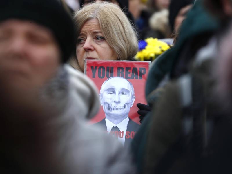 Personas realizan un mitin para conmemorar el primer aniversario de la invasión rusa de Ucrania en el Monumento a la Libertad en Riga, Letonia, el 24 de febrero de 2023.