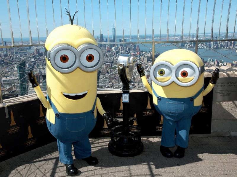 Botargas de los Minions visitan el Empire State Building el 28 de junio de 2022 en la ciudad de Nueva York.