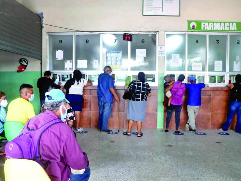 Pacientes del Mario Rivas hacen fila en la farmacia para que les sean dispensadas sus medicinas.