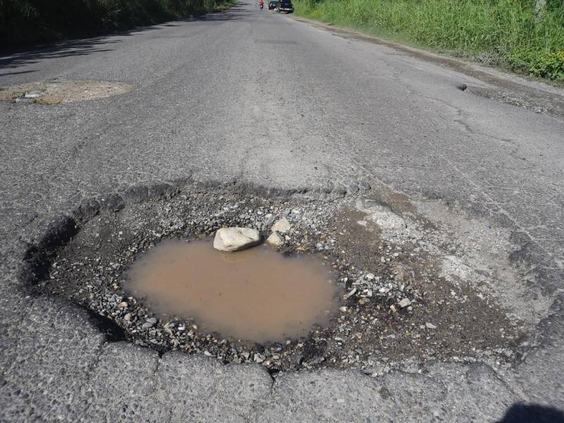La carretera CA-13 está tapizada de baches lo que provoca malestar entre los conductores.