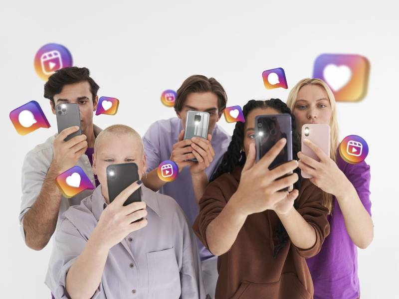 Los jóvenes son más propensos a crear una imagen falsa en las redes sociales.