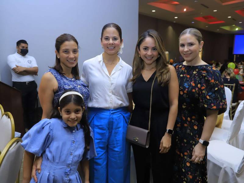 El Bingo Solidario Osovi se realizó una vez más en SPS, con el fin de seguir recaudando fondos que beneficien a cientos de niños, jóvenes y adultos. La Fundación Obras Vicentinas se encarga de atender a miles de personas de escasos recursos y les facilita desde la alimentación y vestimenta hasta la educación y salud. Premios, buen ambiente y diversión fue parte de una noche que demuestra el buen corazón del pueblo hondureño en las causas nobles. En la fotografía posan: Emilia Canahuati, Ester Canahuati, Heidi Siwady, Marcela López y Soreya Saybe