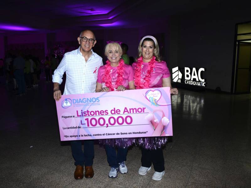 Diagnos hizo un donativo de 100 mil lempiras a la Fundación Cepudo.En la foto posan: Carlos Paz, Jacqui Babún y Gisselle Downing