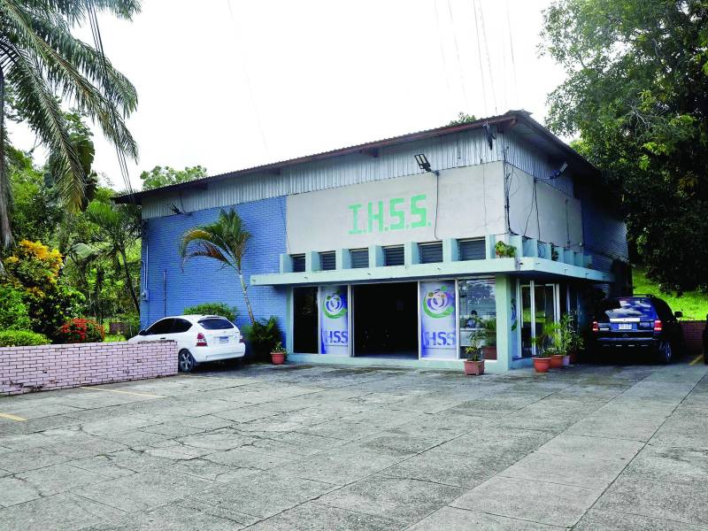 En el puerto solo hay una oficina del Seguro Social, pero permanece vacía, mientras los derechohabientes no tienen dónde recibir atención médica, pues unas de las clínicas que prestaba el servicio subrogado paralizó las atenciones ante la falta de pago de la institución.