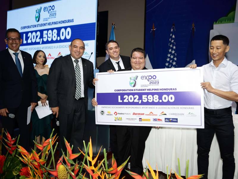 Shin Fujiyama recibió el valioso donativo para su fundación, en los actos previos al corte de cinta y coctel de inauguración que ExpoConstruye 2023 realizó. Más de 40 empresas forman parte de esta feria, la cual es la más importante del país. La misma estará en Expocentro hasta el sábado 3 de junio.