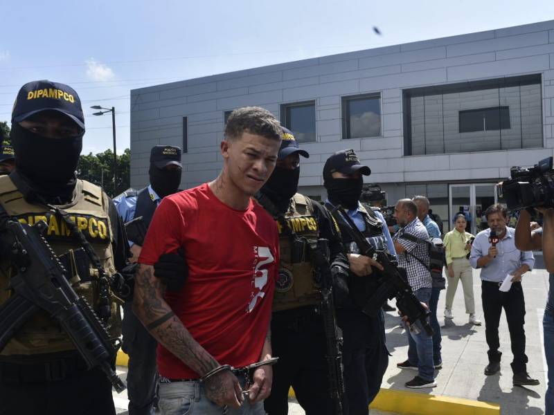 La Policía presentó a los sospechosos ante los medios de comunicación.