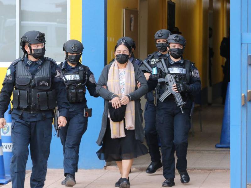 Herlinda Montes salió esposada de manos del comando de Fuezas Especiales.