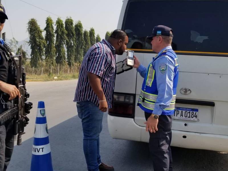 Agentes de Vialidad y Transporte practican pruebas de alcoholemia en las carreteras de Copán.