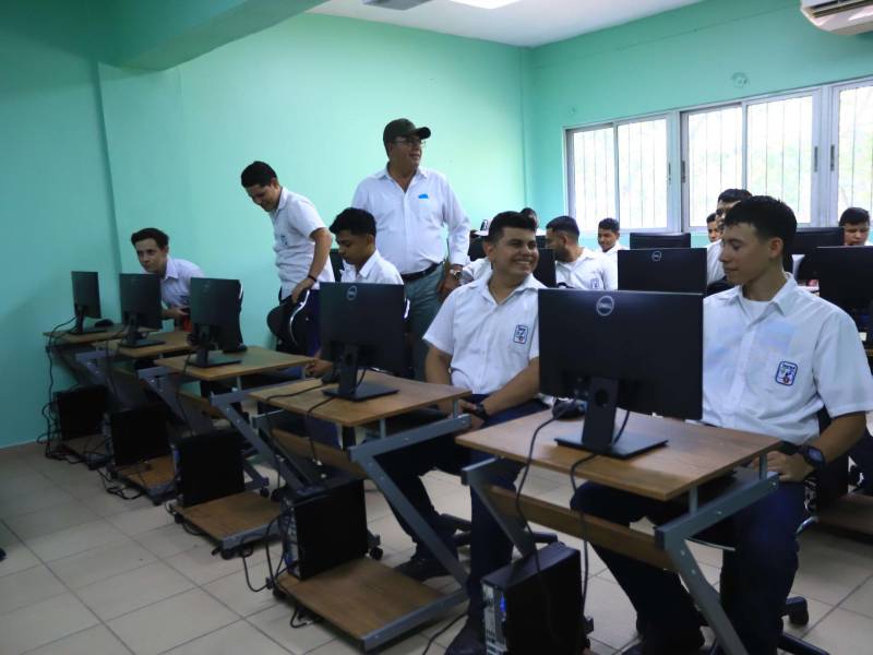 Estudiantes del Infop reciben clases en uno de los dos laboratorios inaugurados en Infop San Pedro Sula. Foto: Franklyn Muñoz.