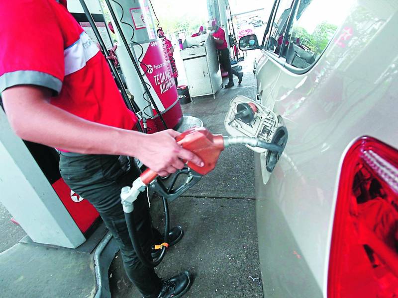 Un bombero despacha combustible en SPS.