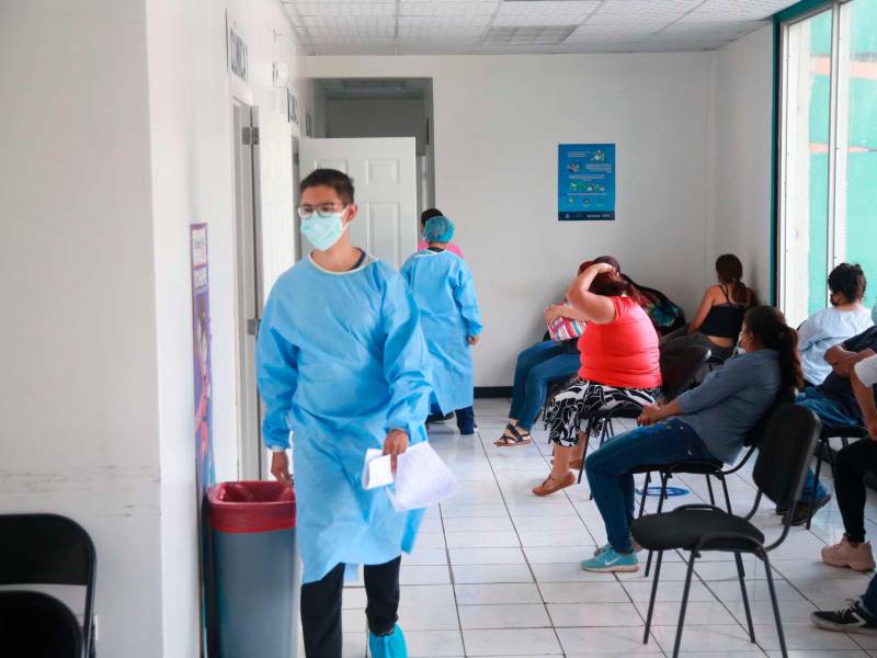 Atenciones. Las personas no vacunadas representan ahora el mayor reto de salud pública, ya que son los que se agravan y mueren.