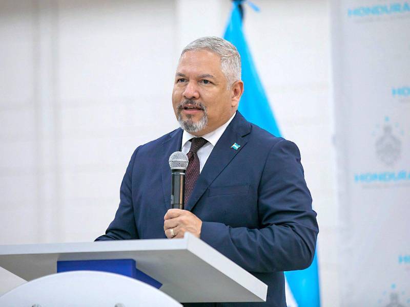 El canciller de Honduras, Eduardo Enrique Reina, durante una conferencia de prensa.