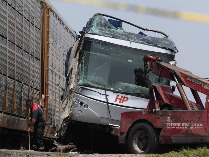 Al menos ocho muertos y más de 40 lesionados dejó un accidente ocurrido la mañana de este lunes en una carretera del central estado de México, luego de que un ferrocarril impactó a un autobús de pasajeros de doble piso, informaron autoridades de Protección Civil estatales.
