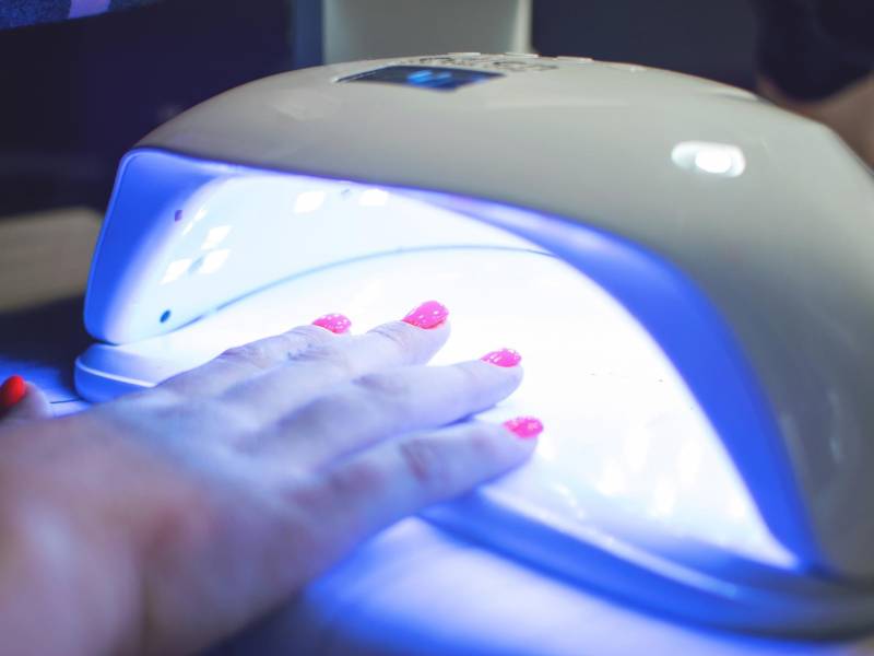 Consejo: Use uñas acrílicas de forma ocasional para no exponerse mucho a las lámparas ultravioleta.