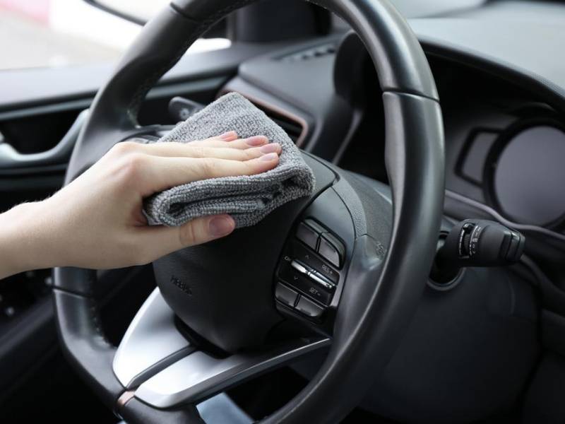 Los resultados de su estudio revelaron que “los conductores deberían limpiar el interior de sus coches con más frecuencia, ya que es probable que hoy en día se descubran bacterias nocivas en la mayoría de los coches que circulan por la carretera”.