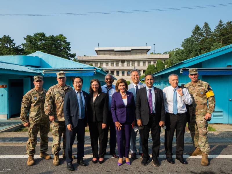 Tras su viaje de alto perfil a Taiwán, la presidenta de la Cámara de Representantes de Estados Unidos, Nancy Pelosi, viajó a Corea del Sur este jueves donde realizó una parada en la Zona Desmilitarizada (DMZ), en la frontera con Corea del Norte.