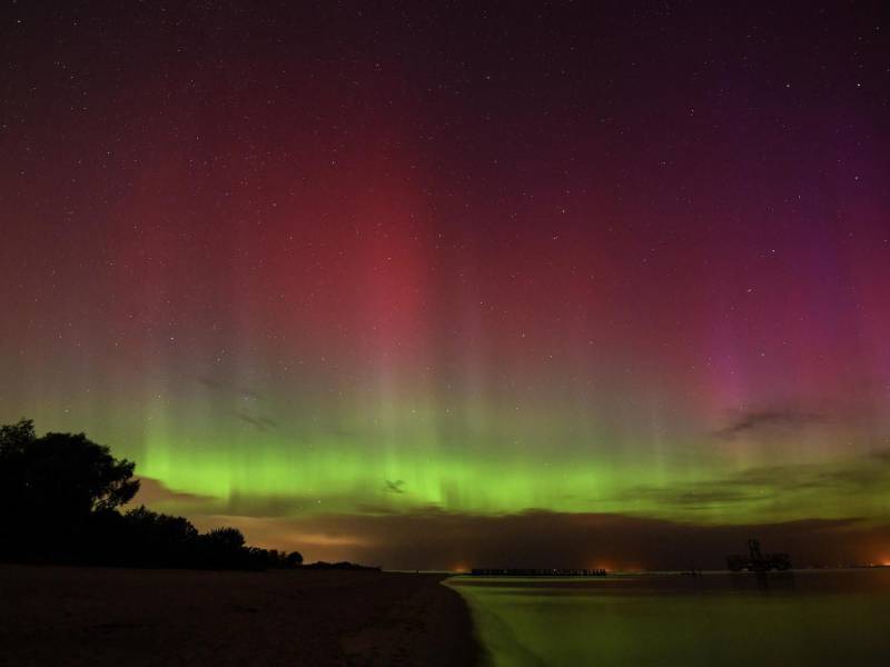 Las auroras boreales fueron visibles en muchas partes del hemisferio norte debido a una severa tormenta geomagnética.