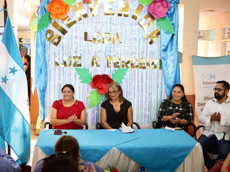 Al centro Luz Azalea Tercero con otros empleados de la departamental.