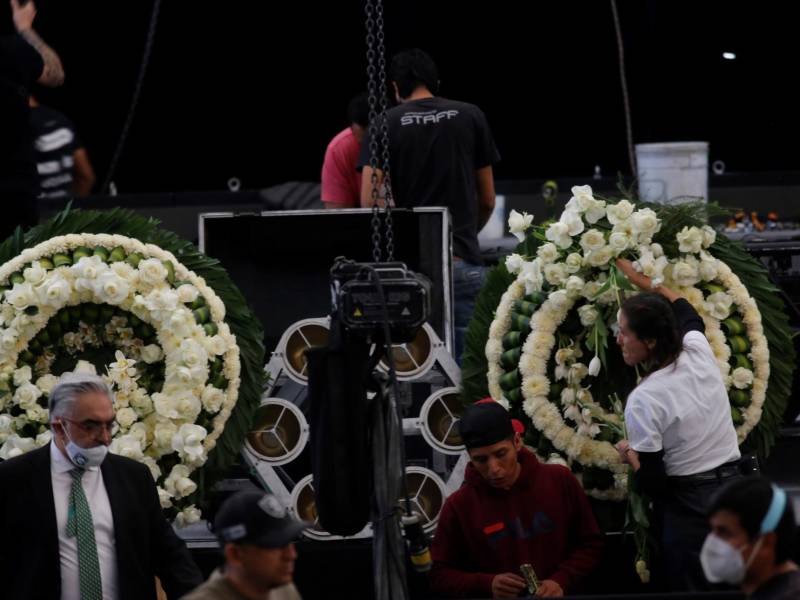 Coronas de flores en el interior del rancho los 3 Potrillos donde será el funeral del cantante mexicano Vicente Fernández- EFE