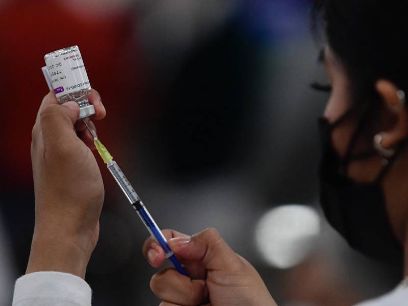 La investigación sugiere que una dosis de refuerzo de las vacunas de ARN o de la china Sinovac puede aumentar la protección ante ómicron.