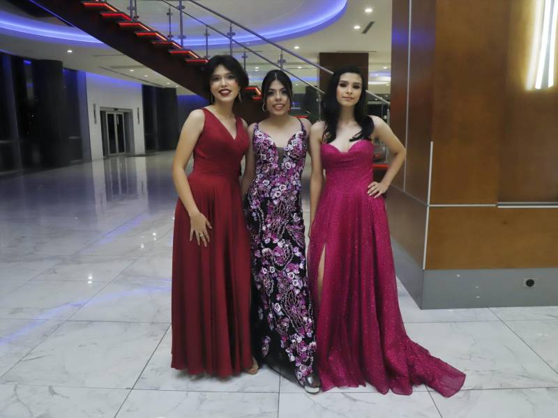 Los seniors de la Saint Peter´s Academy celebraron su ansiada fiesta de graduación, luego de lograr terminar sus estudios de secundaria en una institución bilingüe reconocida en la zona norte. Un total de 62 jóvenes fueron parte del festejo junto a sus familiares y amigos, con quienes gozaron de una noche especial y única en sus vivencias. La elegancia, las fotografías y el buen ambiente imperaron en el Centro de Convenciones del Hotel Copantl.En la foto: Alejandra Alvarado, Massiel Pérez y Andrea Herrera