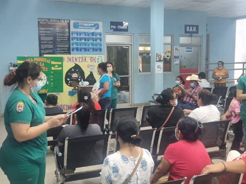 Pacientes esperan ser atendidos en el hospital de Cholueca.