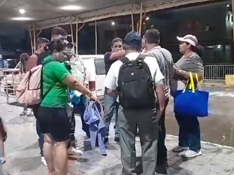 Un grupo de hondureños quedó varado en el aeropuerto Juan Santamaría de San José, Costa Rica, por la nueva medida.