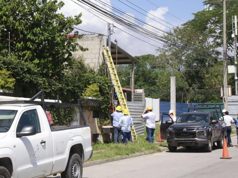 Cuadrillas mientras realizaban un operativo contra hurto de energía en una residencial sampedrana.