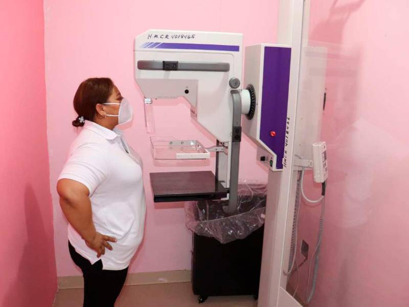 <b><span class=mln_uppercase_mln>prueba.</span></b> Colaboradora del Rivas hace una prueba en el mamógrafo recién habilitado.<span class=mln_uppercase_mln> </span>