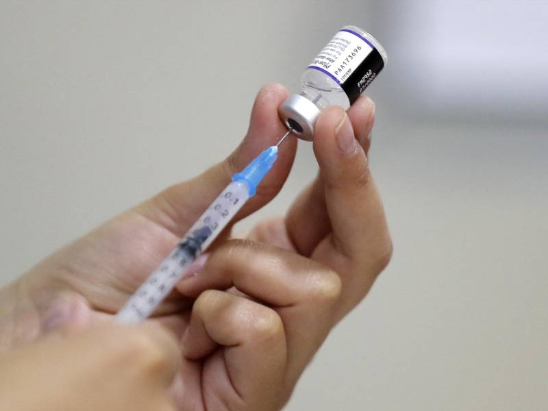 En el caso de las mutaciones de ómicron parecen permitirle reducir la inmunidad por anticuerpos contra el coronavirus.