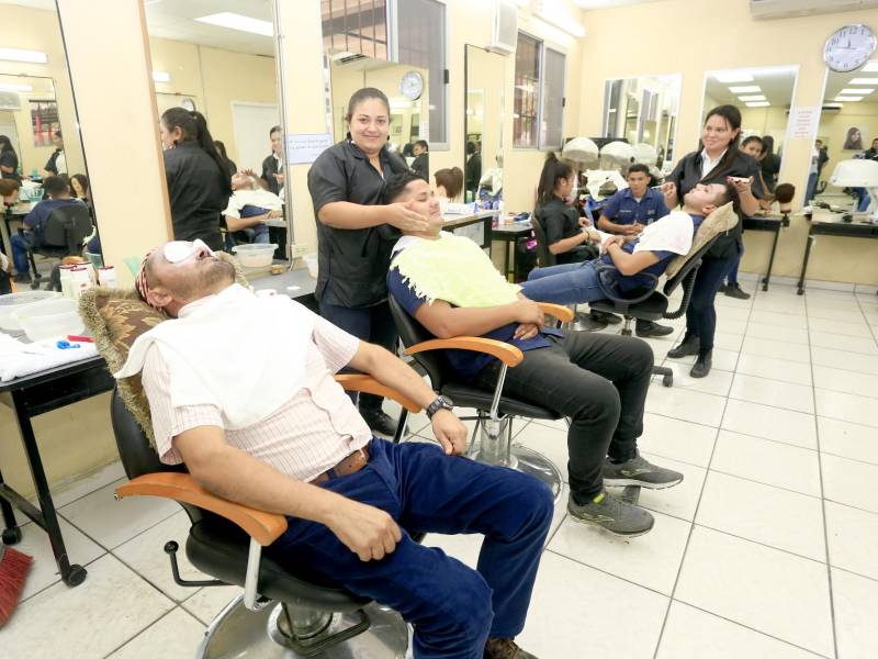 Estudiantes del Infop en el área de barbería.