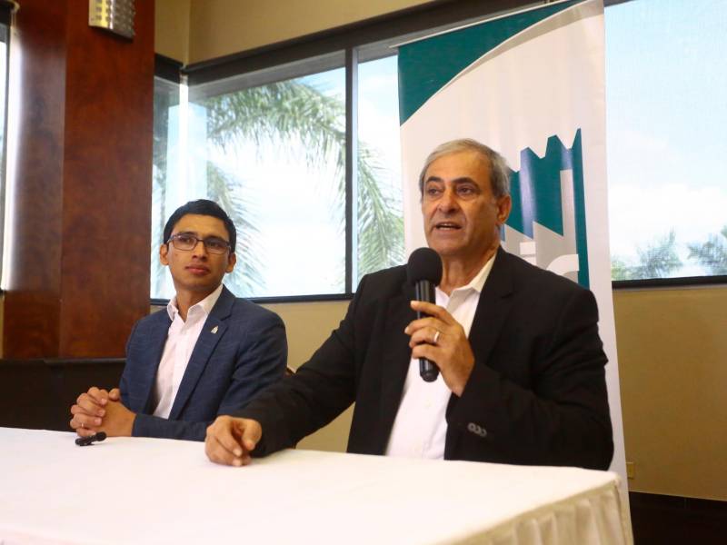 <b><span class=mln_uppercase_mln>Autoridades.</span></b> Fausto Cálix, director ejecutivo de Aduanas Honduras, y Karim Qubain, presidente de la CCIC.<span class=mln_uppercase_mln> foto: moisés valenzuela. </span>