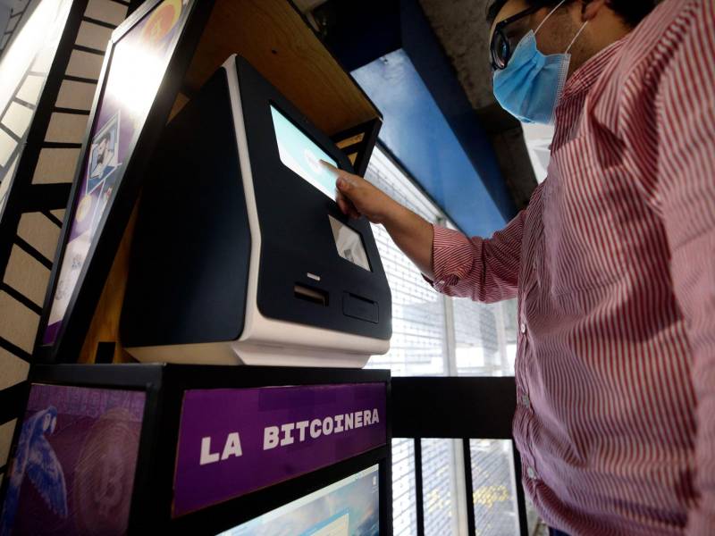 <b><span class=mln_uppercase_mln>Un usuario de criptomonedas realiza una transacción en una Bitcoinera.</span></b> Foto: LA PRENSA
