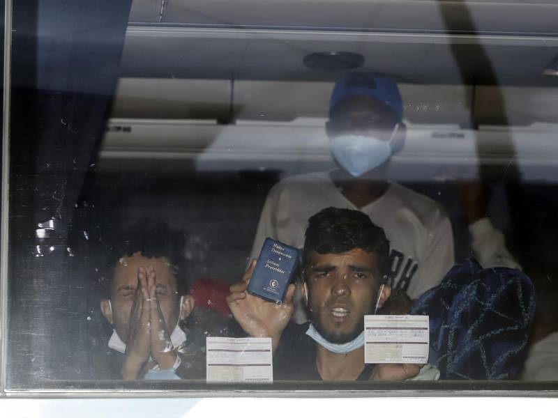 Según las primeras investigaciones, los detenidos rentaron un autobús con capacidad para 42 personas, subieron a 116 pasajeros, situación que significaba un riesgo para la salud y la seguridad de los migrantes. Fotografía de archivo.