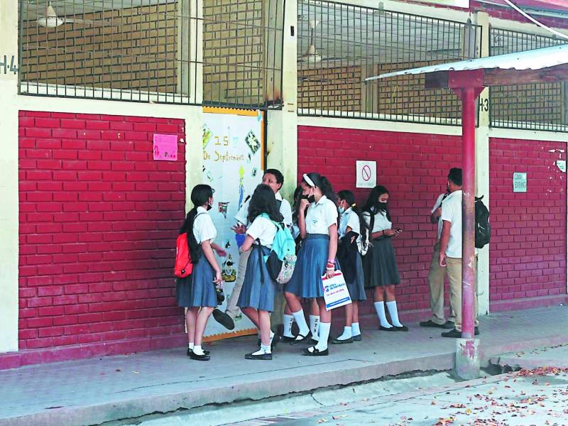 Estudiantes que asisten a reforzamiento de clases en el José Trinidad Reyes.