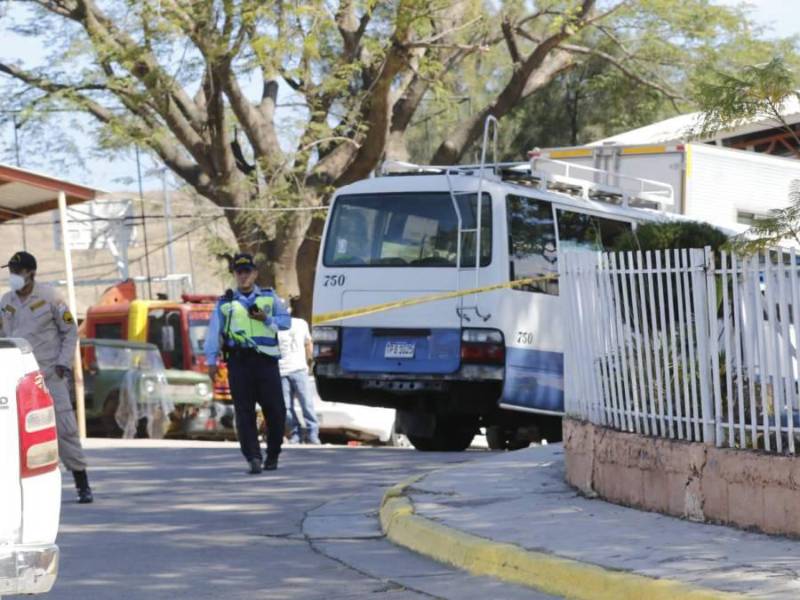 Un policía murió este miércoles y otro resultó herido de bala en un asalto perpetrado por desconocidos armados a los pasajeros de un autobús en Tegucigalpa, informó la Policía Nacional.