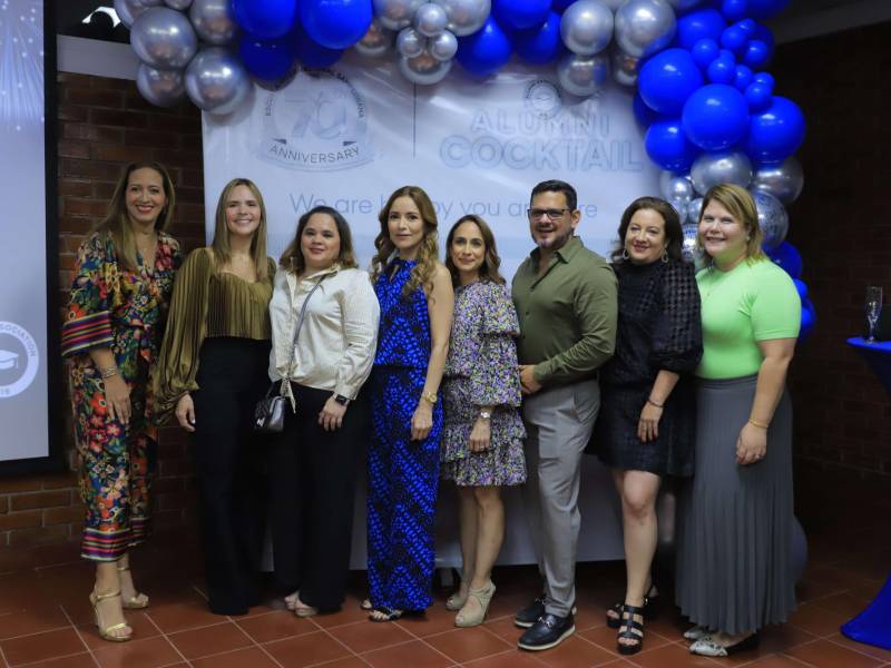 Parte de los Alumni EIS que asistieron al cóctel de reencuentro.