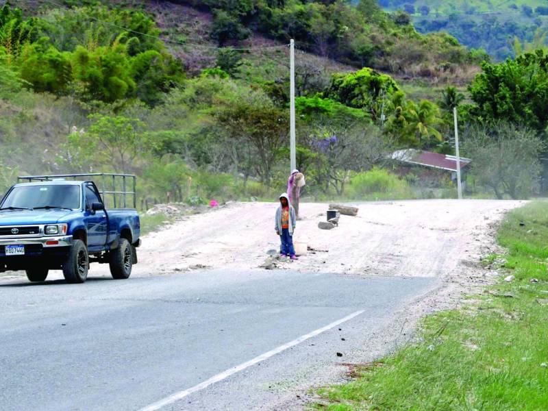 Hundimiento por falla geológica en El Derrumbo, salida de Santa Rosa de Copán a Cucuyagua.