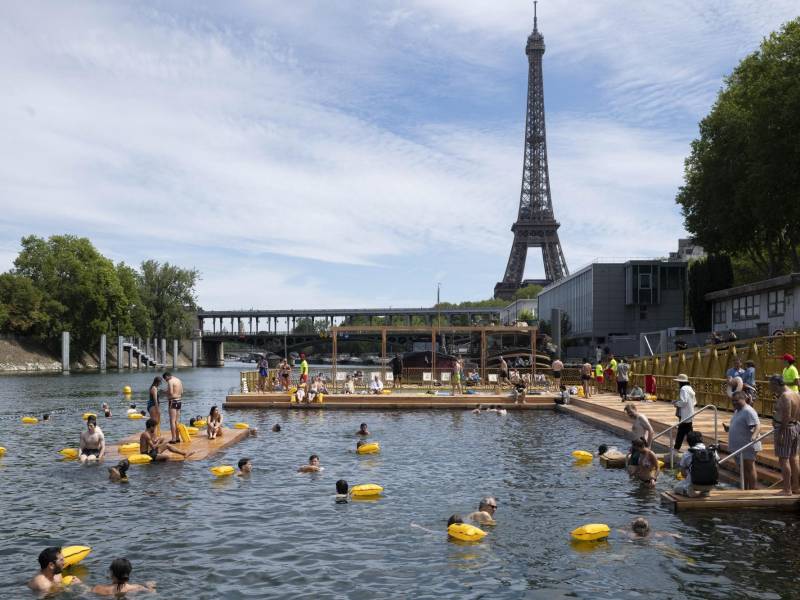 Tres zonas exclusivas de nado se inauguraron recientemente en el otrora contaminado Sena de París.